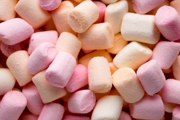 Uma pilha de pequenos marshmallows fofos coloridos