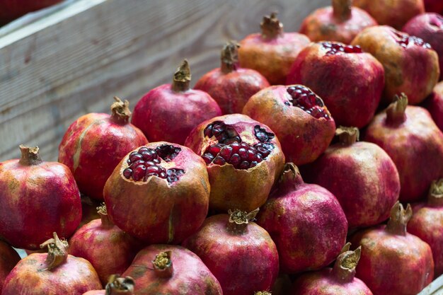 Uma pilha de romãs de uma feira de comida de rua