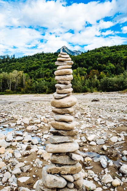 Foto uma pilha de seixos na paisagem contra o céu