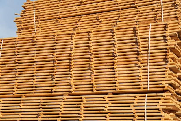 Uma pilha de tábuas numa serração Secagem de madeira numa serração Produção de tábu as