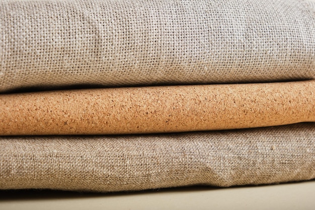 Uma pilha de tecido para fazer compradores com materiais naturais