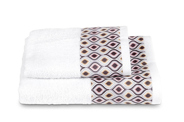 Uma pilha de toalhas com um padrão geométrico na lateral.