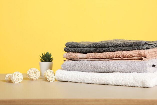 Uma pilha de toalhas limpas na mesa