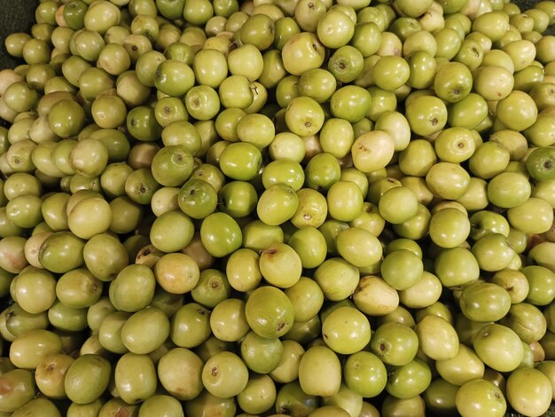 uma pilha de uvas verdes com as palavras pomegra sobre elas