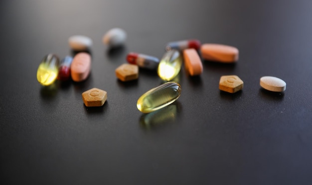 Uma pílula está sobre uma mesa ao lado de uma pílula.