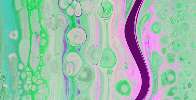 Uma pintura abstrata colorida com um fundo roxo e cores verdes e roxas.