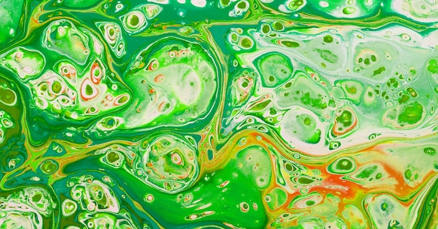 Uma pintura abstrata verde e laranja com um fundo verde.