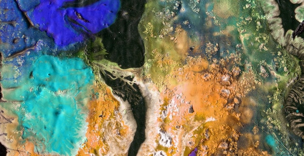 Uma pintura colorida de um rio no centro da pintura.
