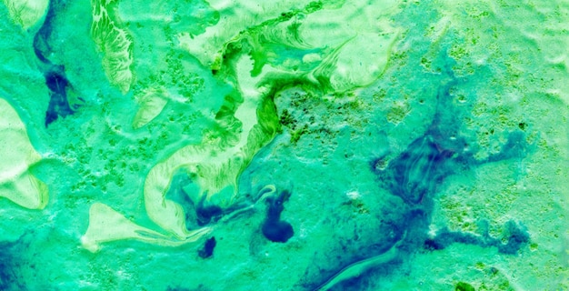 Uma pintura verde e azul de um mar.