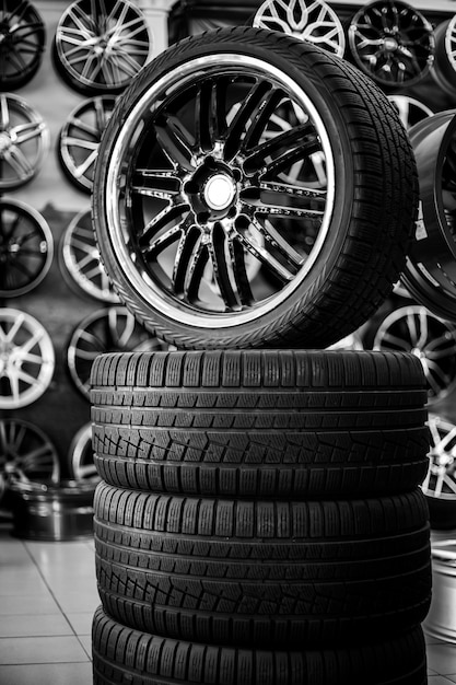 Foto uma pirâmide de pneus de borracha e rodas de liga leve compra e venda de novos pneus de inverno e verão