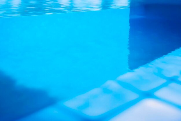 Foto uma piscina azul com um prédio no canto