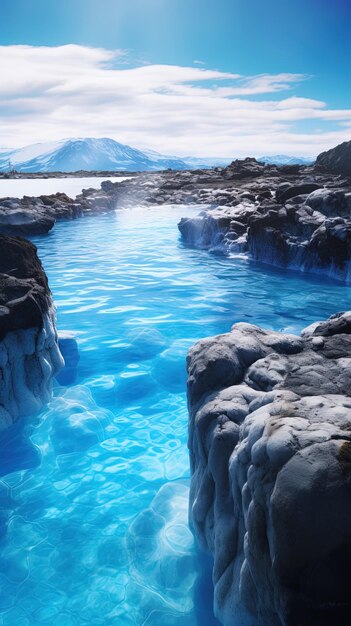 uma piscina azul de água com uma montanha ao fundo