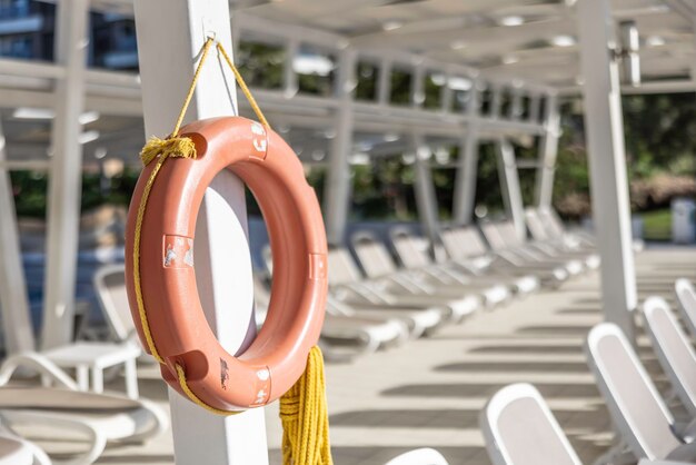 Uma piscina com boia salva-vidas em um resort de férias tropical