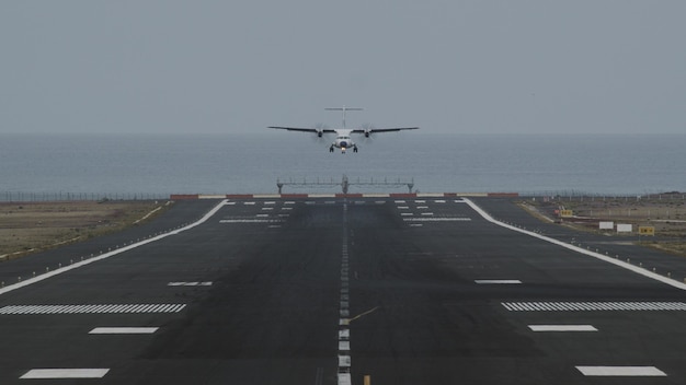 Uma pista de aeroporto com um avião de pouso