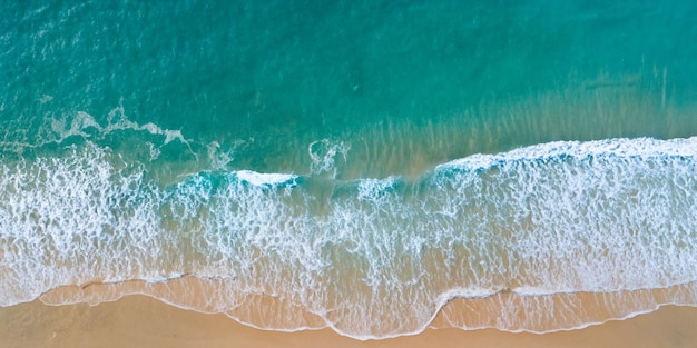 Uma pitoresca cena de férias de verão se desenrola com ondas e mar