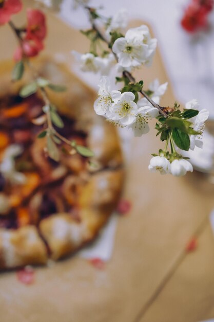 Uma pizza com uma flor de cerejeira