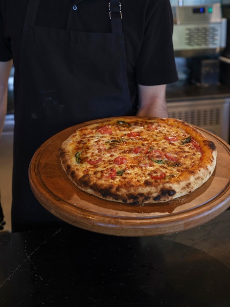 Uma pizza recém-saída do forno