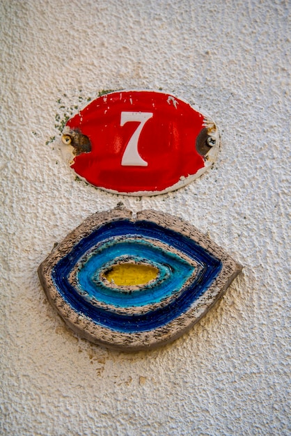 Uma placa com o número 7 em vermelho em uma parede branca