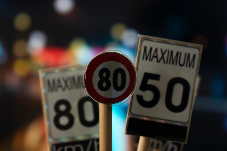 Foto uma placa com o número 80