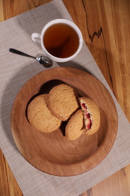 uma placa de madeira decorativa é muito bonita para legumes e biscoitos doces e sobremesas