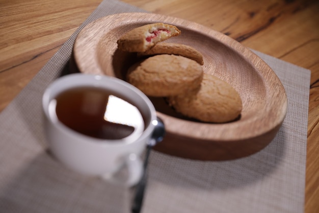 uma placa de madeira decorativa é muito bonita para legumes e biscoitos doces e sobremesas