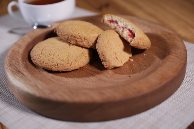 uma placa de madeira decorativa é muito bonita para legumes e biscoitos doces e sobremesas