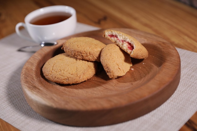 uma placa de madeira decorativa é muito bonita para legumes e biscoitos doces e sobremesas