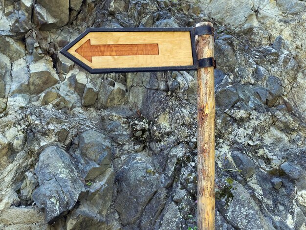 Foto uma placa de madeira mostra a direção do caminho nas montanhas campanha