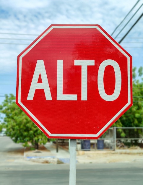 Uma placa de trânsito que diz Pare em espanhol