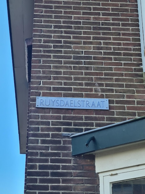 Foto uma placa em uma parede de tijolos que diz 'ruhrt street'