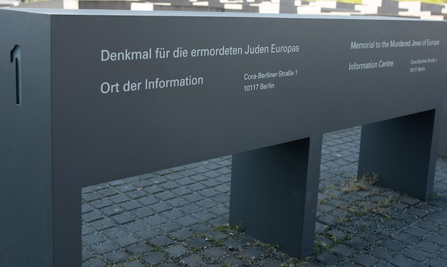 Uma placa que diz "dendrite fur die erdd der alexander europa" nele.