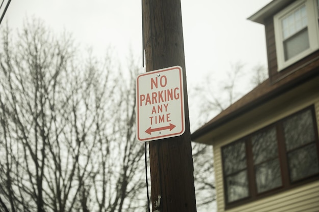 Uma placa que diz proibido estacionar a qualquer momento