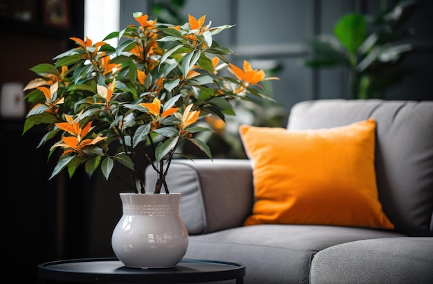 uma planta está em uma mesa ao lado de um sofá