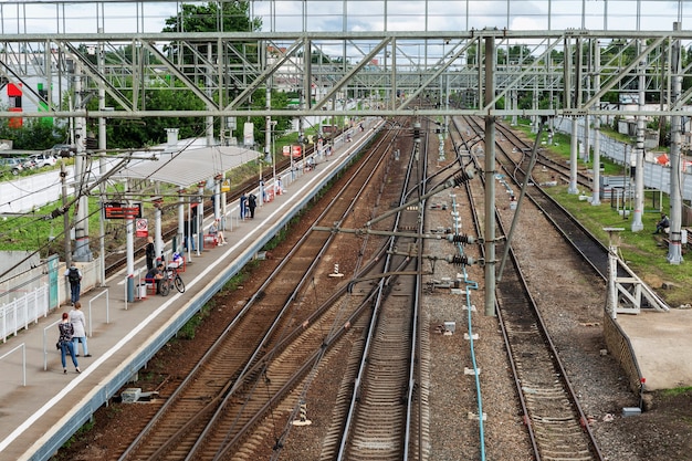 Uma plataforma com passageiros nos trilhos da ferrovia. Vista do topo. Moscou, Rússia, 02/07/2021.