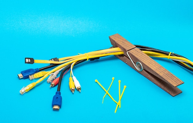 Foto uma pluma de vários cabos em um clipe em um fundo azul