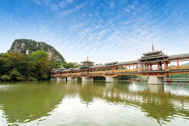 Uma ponte com características étnicas, liuzhou, guangxi, china.