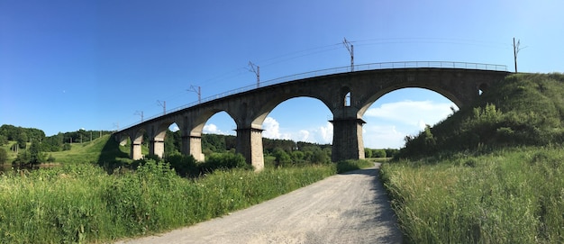 Uma ponte com um céu azul ao fundo