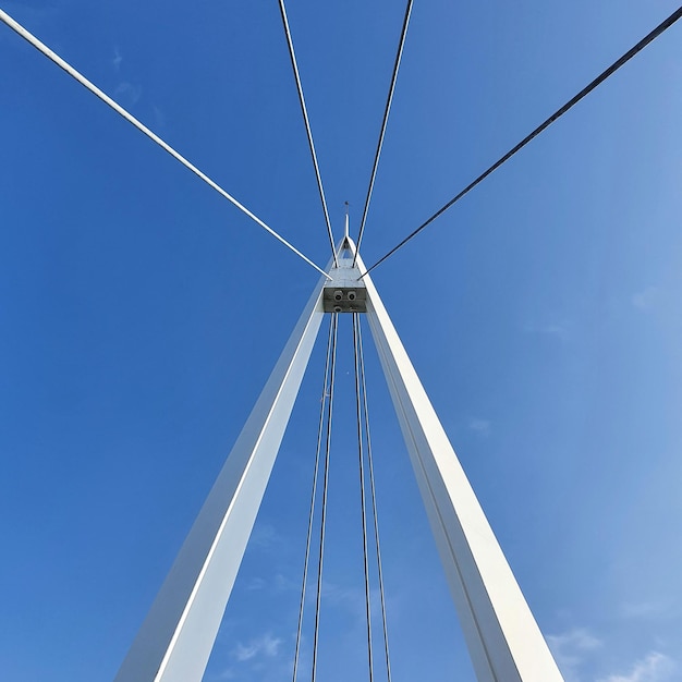 Uma ponte com um céu azul