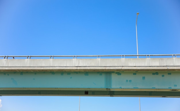 Uma ponte com uma placa que diz " nela.