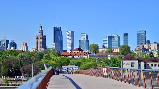 Foto uma ponte com uma ponte que tem uma ponte que diz cidade sobre ela