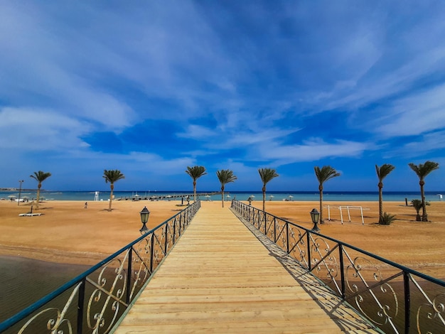 Foto uma ponte em uma praia arenosa