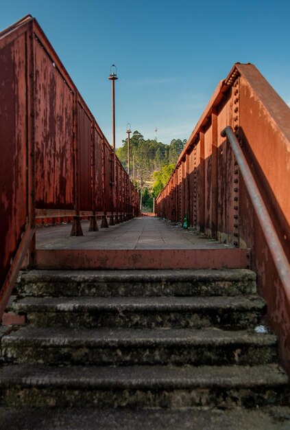 Uma ponte enferrujada sob o céu azul