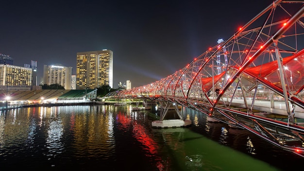 uma ponte que tem uma ponte que diz o nome da cidade