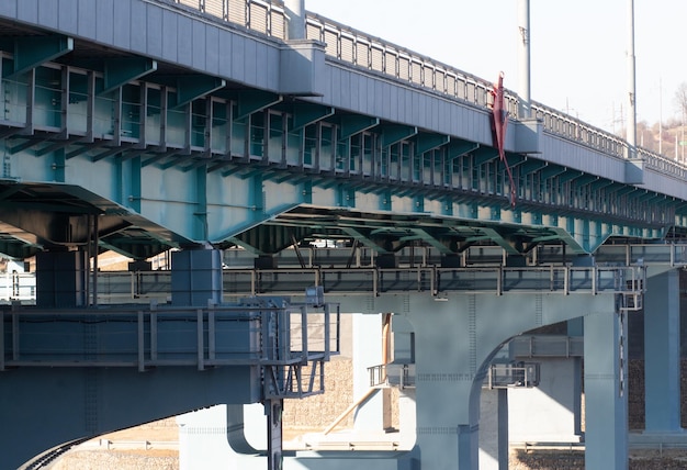 Uma ponte rodoviária sobre o rio Estruturas da ponte automóvel de baixo