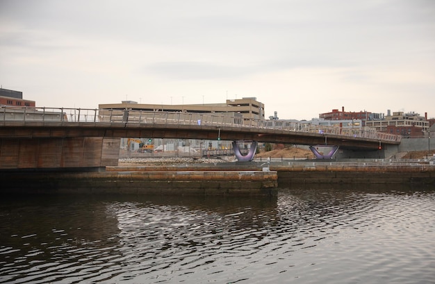 Uma ponte sobre o rio com uma placa que diz 'o rio é a cidade da Filadélfia'