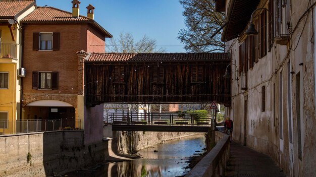 Uma ponte sobre um canal em uma cidade