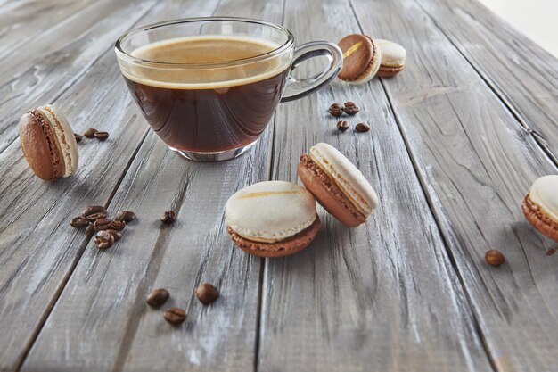 Foto uma porção de café kona combinado com macarrões em uma mesa de madeira rústica