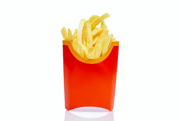 Uma porção de deliciosas batatas fritas em um pacote de papel vermelho Deliciosa comida de lixo Isolada em um fundo branco Closeup