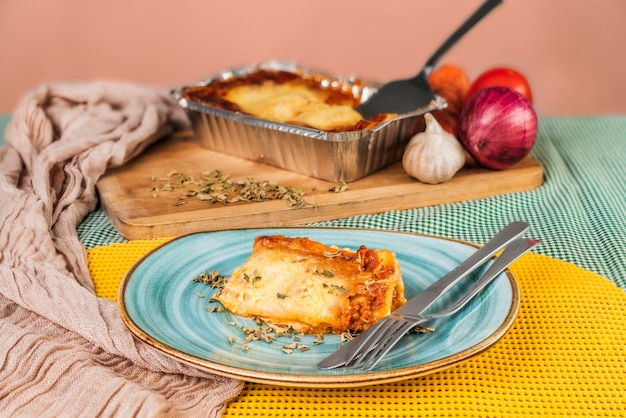 Uma porção de lasanha feita na hora com bolonhesa pronta para comer