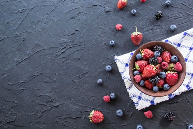 Uma porção saudável de frutas frescas de verão. decoração atmosférica criativa